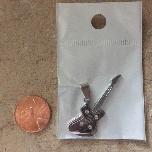 🎸 STAINLESS STEEL BLACK/SILVER GUITAR NECKLACE - Picture 4 of 4